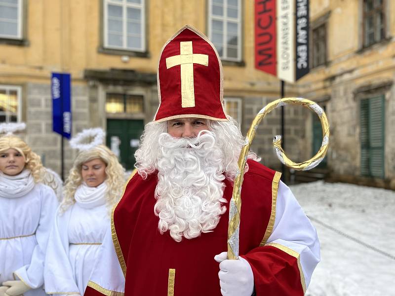 V neděli pozdě odpoledne vyrazil průvod čertů, andělů a Mikuláše z krumlovského zámku do ulic města.