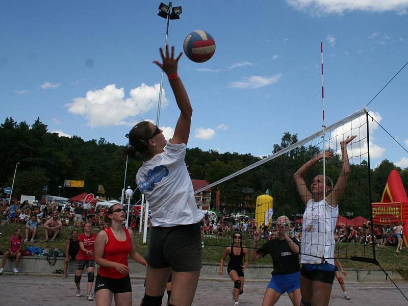 Na vranovské pláži se ve volejbalovém turnaji utkalo sedmasedmdesát družstev.