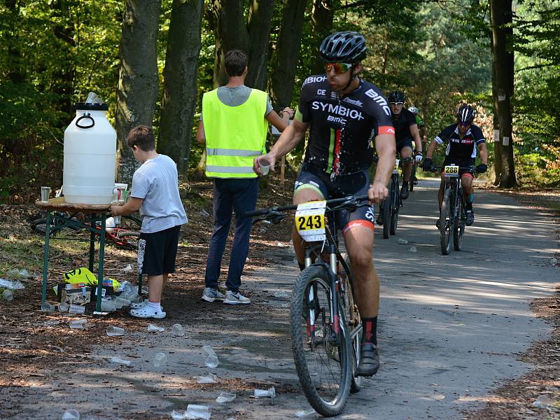 Už po třinácté vyrazily v sobotu desítky cyklistů na trasu Lahofer Cupu kolem Vranovské přehrady.