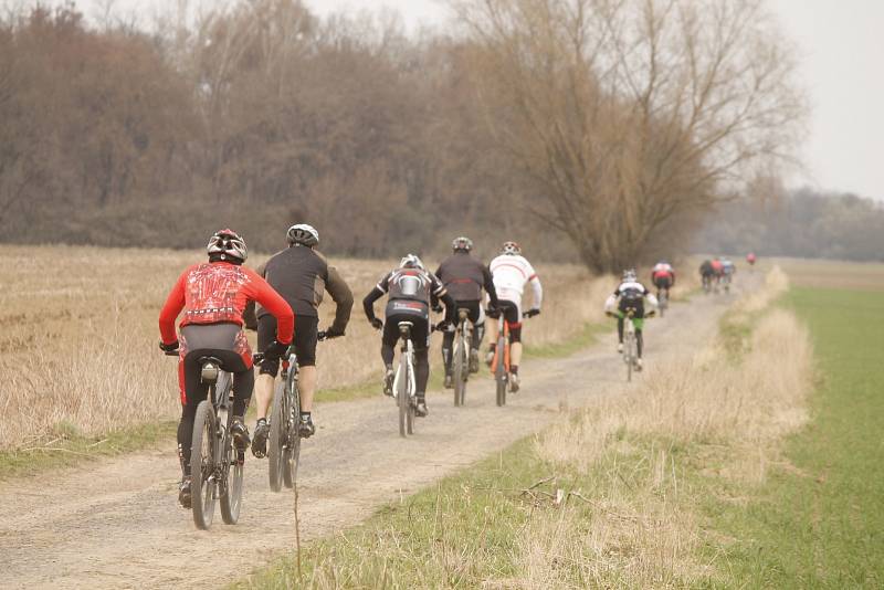 Cyklisté zahájili letošní sezonu. Tradičně na Hrušovansku a na setkání Primavera bike. O medaile nešlo, důležité bylo setkat se a společně vyrazit. Sezonu symbolicky zahájil výstřelem ze startovací pistole vítěz Závodu míru z roku 1964 Jan Smolík.