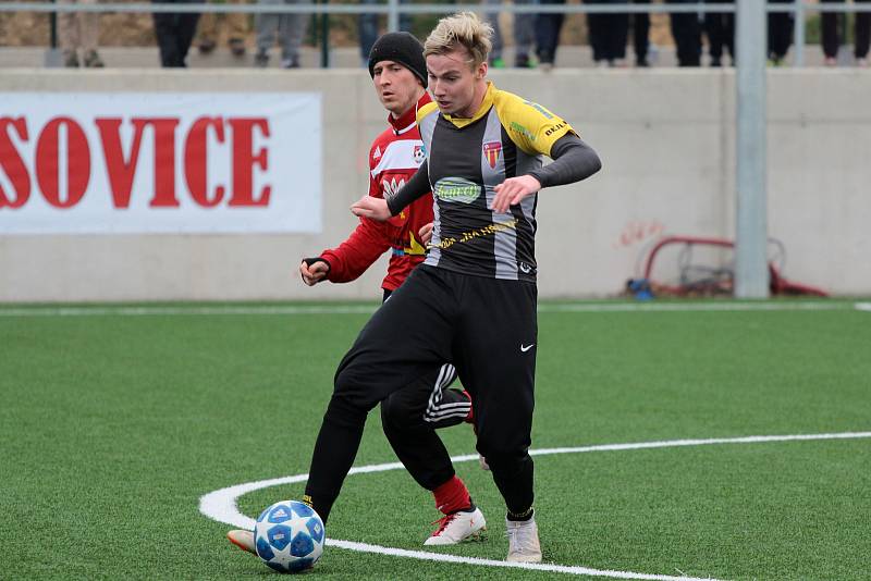 Fotbalisté divizních Tasovic (v černém) prohráli v sobotu předposlední přípravný zápas s Velkým Meziříčím 3:3.