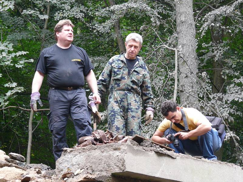 Při opravě hradišťského mostu asistují i pyrotechnici