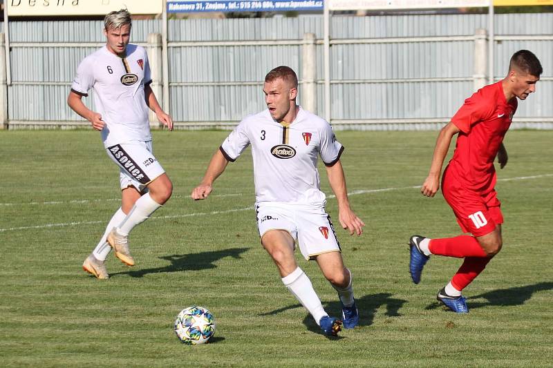 Tasovičtí fotbalisté (v bílém) prohráli v prvním kole nového ročníku divize D s B-týmem Zbrojovky Brno 1:5.