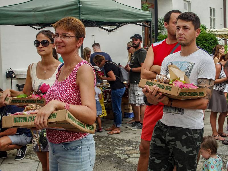 Africký trh s ovocem z Ugandy a dalších zemí přilákal v sobotu do znojemského minoritského kláštera stovky návštěvníků.