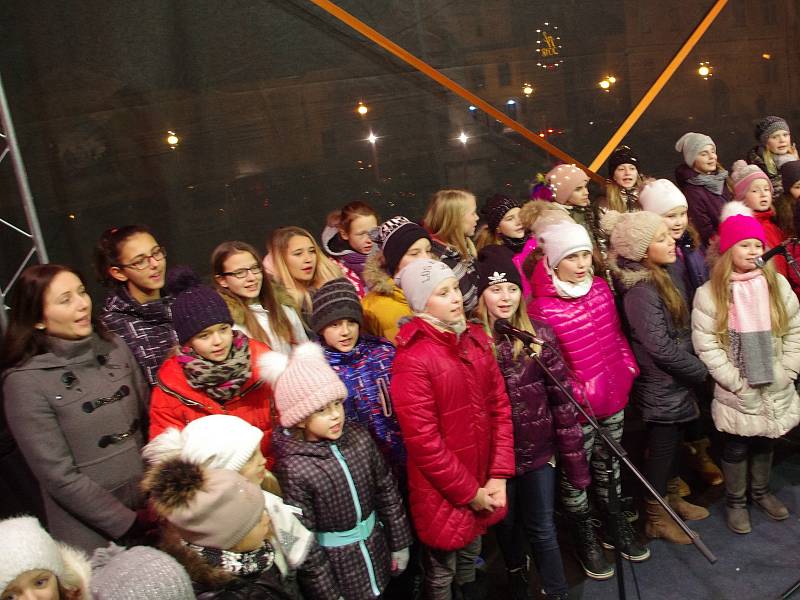 Na tři stovky lidí si přišly ve středu v podvečer zazpívat koledy s Deníkem na znojemské Masarsykovo náměstí. Tón udával pěvecký sbor při ZŠ Pražská.