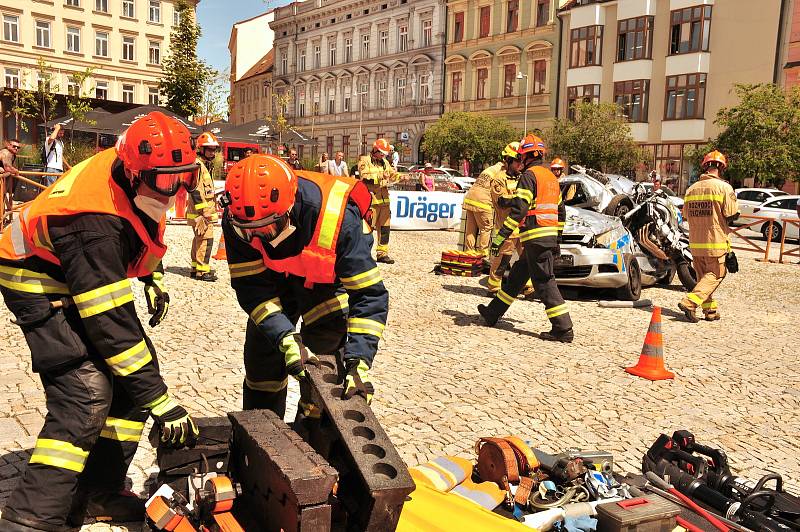 Krajská soutěž hasičů ve vyprošťování osob z havarovaných vozidel se uskutečnila v centru Znojma.