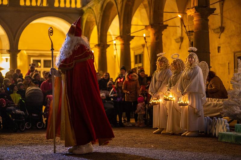 V Moravském Krumlově přišel svatý Mikuláš za dětmi na arkádové nádvoří zámku.