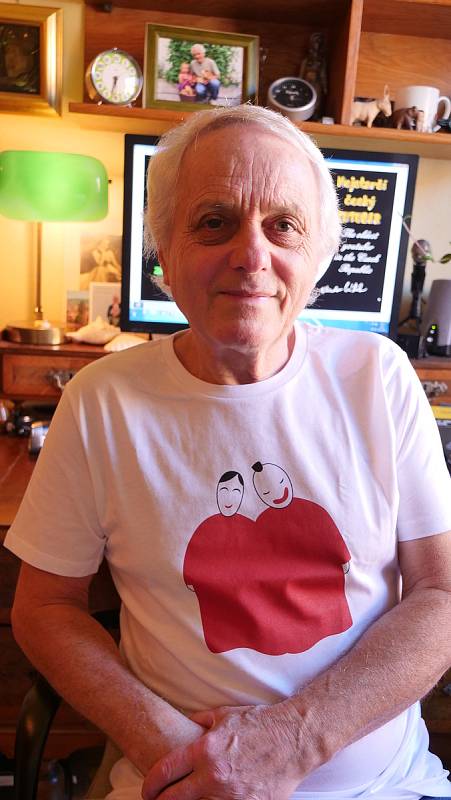 Vítězslav Vítek (na snímku) je nejstarší český youtuber, ale také kuchař, malíř, nadšený cestovatel a učitel češtiny.