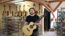 Furch Guitars ve Velkých Němčicích nově umožňuje tvorbu vlastní originální kytary z výběrového dřeva.