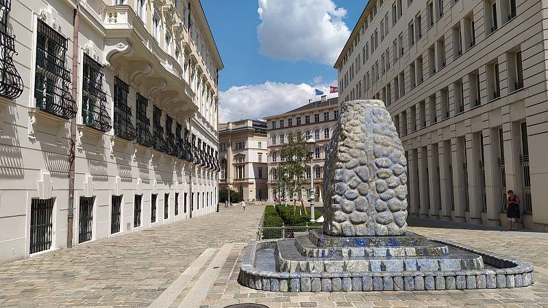 Z letního výletu do Vídně. Kašna z největšího monolitu lapisu lazuli v ulici Bruna Kreiského.