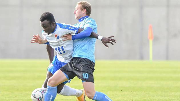 Znojemský fotbalista David Štrombach (v modrém) dal ve třech zápasech pět branek, naposledy hattrickem přispěl k výhře nad Baníkem Ostrava B 4:2.