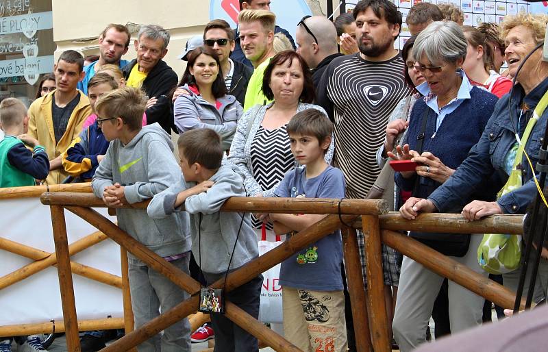 Jednatřicet týmů se utkalo v běhu na znojemskou radniční věž, která má sto osmapadesát schodů.  Doprovodný program nabídl také hudební vystoupení.