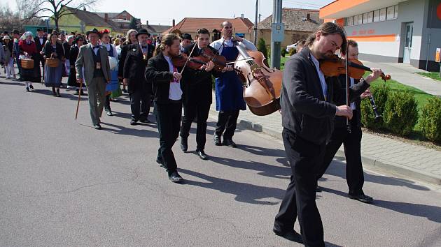 Slavnostní otevření naučné stezky Hroznové kozy ve Vrbovci přilákalo několik stovek návštěvníků.