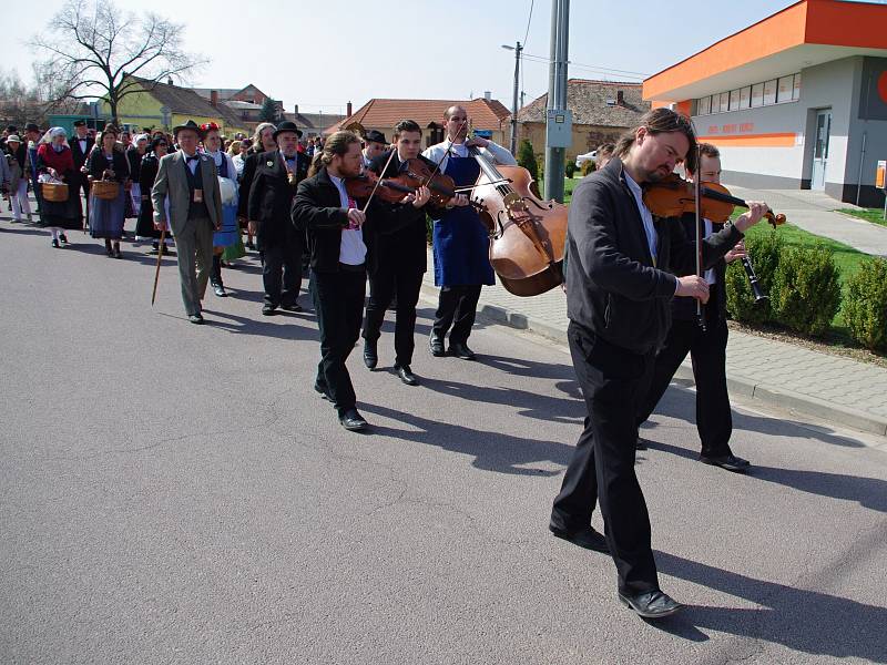 Slavnostní otevření naučné stezky Hroznové kozy ve Vrbovci přilákalo několik stovek návštěvníků.