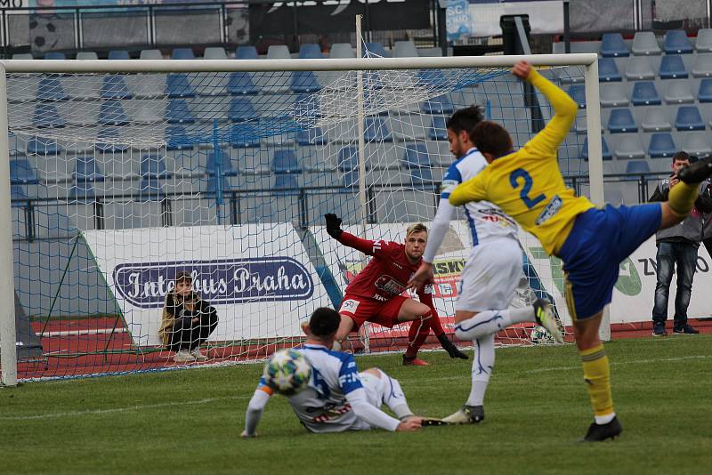 První dějství skončilo pro hráče 1. SC (v bílém) i Fastavu 1:1. Vítězný gól na 2:1 pro Znojmo vstřelil Moravec.