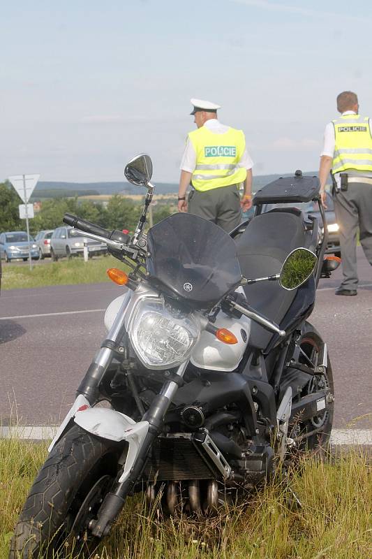 Nehoda motorkáře u křižovatky mezi Znojmem a částí obce Kasárna.