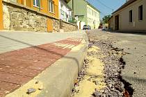 Znojemská radnice opravuje některé chodníky ve městě a městských částech. Za 17 milionů korun. Na mnoha místech jsou nedodělky. Odstraníme je, zní z radnice.