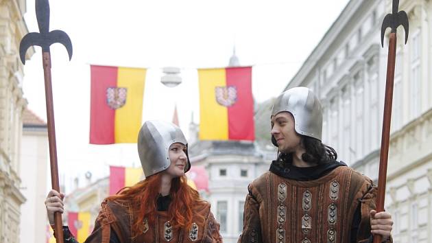 Úderem druhé hodiny odstartovalo Znojemské historické vinobraní 2014. Lidé se pomalu trousili do centra města a začali ochutnávat víno a burčák.