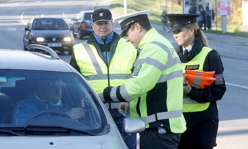 Na povinnost mít od 1. listopadu obuté zimní pneumatiky, ale také na čistotu registračních značek a funkčnost osvětlení auta v zimním období, upozorňovali v pondělí znojemští policisté.