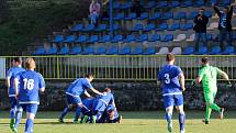 Fotbalisté Moravského Krumlova (v modrém) remizovali 1:1 v sobotním zápase krajského přeboru s Boskovicemi.