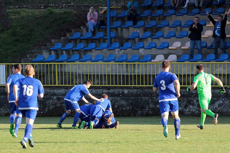 Fotbalisté Moravského Krumlova (v modrém) remizovali 1:1 v sobotním zápase krajského přeboru s Boskovicemi.