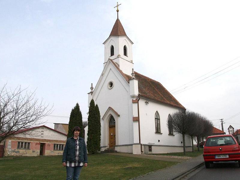 Opravenému náměstí v Medlicích dominuje kostel sv. Cyrila a Metoděje, který potřebuje novou střechu. 