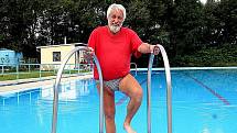 POMALU KONČÍME. Správce mramotického koupaliště Ladislav Vojtěchovský teď  kontroluje už jen bazén bez lidí.