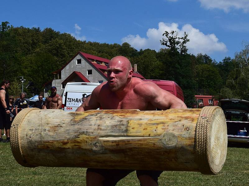 Pod paprsky spalujícího slunce se konal devátý ročník Strongmana vranovské pláže.