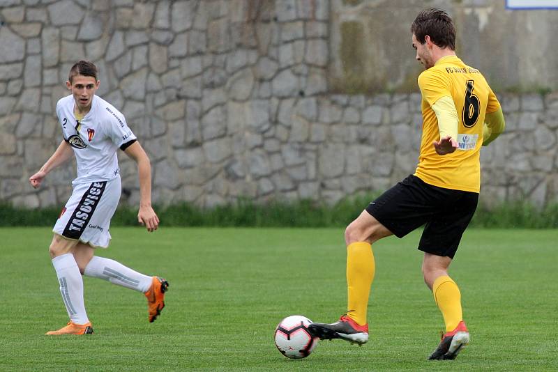 Fotbalisté divizních Tasovic (v bílých dresech) remizovali v sobotu na hřišti Rosic 0:0.