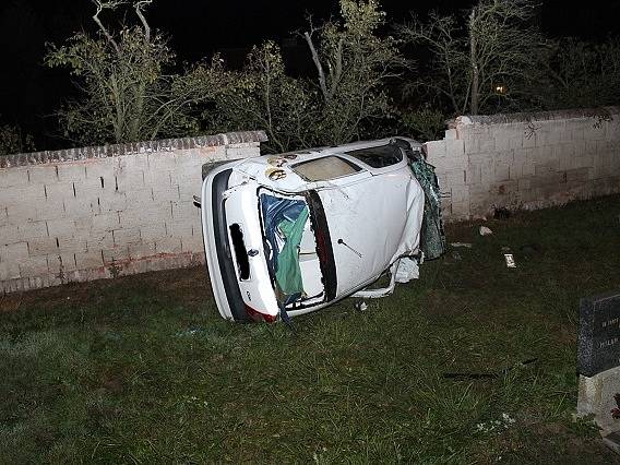 Auto se převrátilo na bok a mladík při havárii utrpěl lehké zranění.