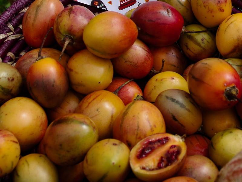 Africký trh s ovocem z Ugandy a dalších zemí přilákal v sobotu do znojemského minoritského kláštera stovky návštěvníků.