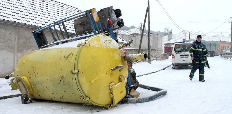 Dopravu v Hlubokých Mašůvkách komplikovala v pátek dopoledne havárie traktoru. V prudkém kopci se na zasněžené silnici převrátila cisterna, kterou traktor táhl.