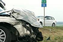 Dva lidské životy si vyžádala sobotní tragická srážka dvou osobních aut na kasárenské křižovatce u Znojma.