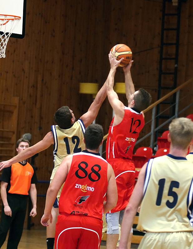 Znojemští basketbalisté (v červeném) porazili Spartak Hluk 78:43.