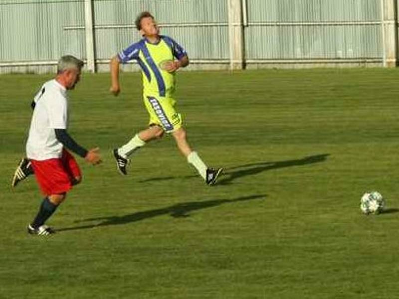 Stará garda Tasovic (ve žlutém) podlehla v exhibičním klání vinařské reprezentaci České republiky 1:7. Foto: František Šimík