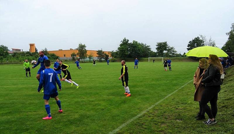 Druhé kolo Region Cupu proběhlo třetí červnovou sobotu. Pavličtí (v černých dresech) podlehli týmu Jevišovic/Mikulovic 4:6. Foto: Joe Wusel