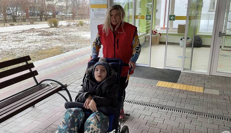 Ředitel Oblastní charity Znojmo Evžen Adámek se svými kolegy vypravil s přímo na Ukrajinu. Tam se zdravotnickým materiálem, zpátky s postiženými dětmi.
