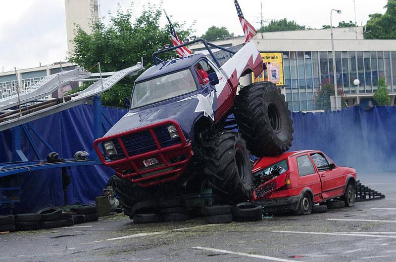 Kaskadérská skupina předvědla na znojemském náměstí Svobody své triky i sílu monstertrucků.