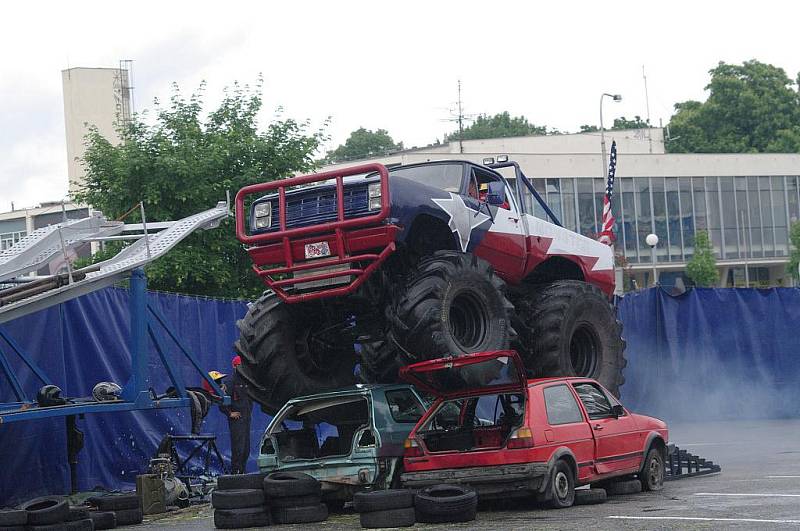 Kaskadérská skupina předvědla na znojemském náměstí Svobody své triky i sílu monstertrucků.