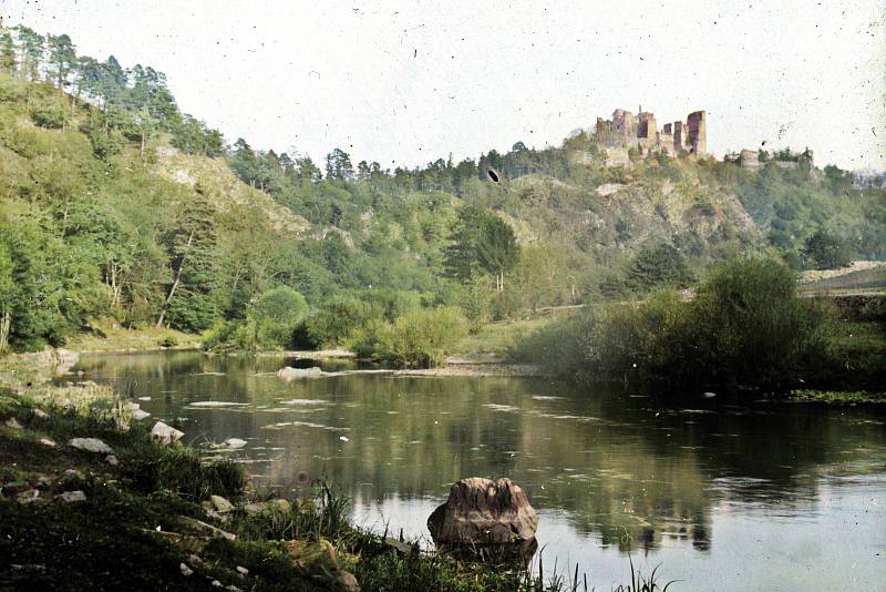 Barevnou procházku údolím Dyje nad Vranovem nad Dyjí, z dob před dostavěním přehrady, nabízí historické kolorované fotky ze sbírky Lubora Durdy.