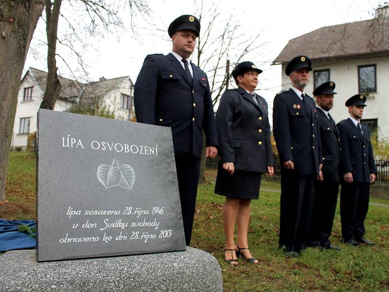 S předstihem, už v pátek 25. října, oslavili obyvatelé Vranova nad Dyjí 95. výročí vzniku samostatného československého státu. Při této příležitosti obnovili původní památník z roku 1946 v parčíku v Bítovské ulici a vysadili Lípu osvobození.