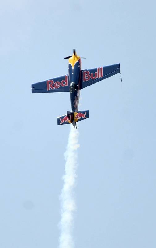 Martin Šonka, pilot světové série Red Bull Air Race, člen reprezentace České republiky v letecké akrobacii kategorie unlimited a vojenský pilot letounu JAS-39 Gripen předvedl své umění na 4. sletu ULL na Letišti Znojmo blízko Nového Šaldorfu.