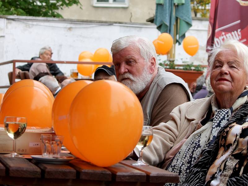 Sociální demokracie slavila 1. máj tradičně na zahradě hospody Lidového domu. Pilo se pivo za deset korun a hrála živá huda.