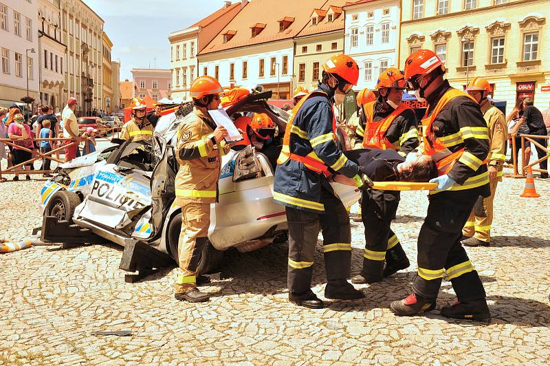 Krajská soutěž hasičů ve vyprošťování osob z havarovaných vozidel se uskutečnila v centru Znojma.