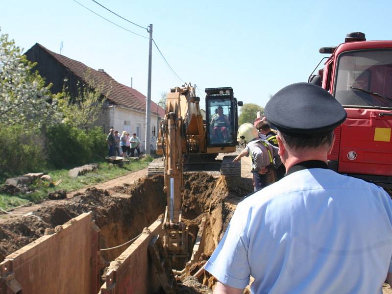 Zachranáři vyprošťují muže zavalené ve výkopu v Hraběticích na Znojemsku.