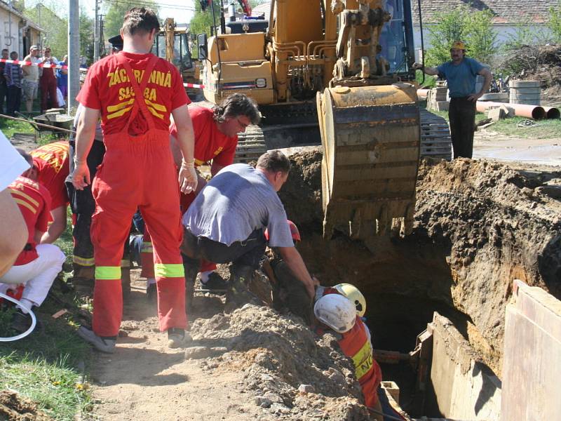 Zachranáři vyprošťují muže zavalené ve výkopu v Hraběticích na Znojemsku.