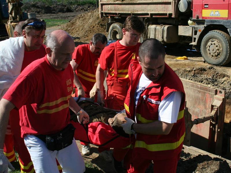 Zachranáři vyprošťují muže zavalené ve výkopu v Hraběticích na Znojemsku.