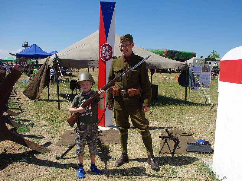 Stovky návštěvníků v sobotu přilákal program v areálu pěchotního srubu Zahrada u Šatova. Prohlíželi si zbraně, ukázky výzbroje či historická vojenská vozidla a  soutěžili v dovednostech.