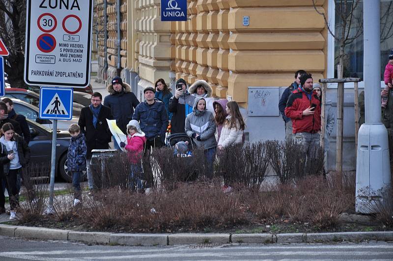 Protest proti válce dali najevo obyvatelé Znojma. Sochu rudoarmějce na Mariánském náměstí zahalili do barev Ukrajiny.