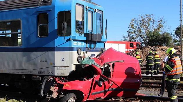 U železničního přejezdu v Hrušovanech nad Jevišovkou došlo ke srážce osobního auta a vlaku. Dva lidé na místě zemřeli.